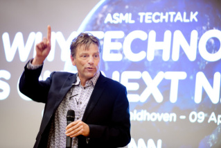 ASML Director Wim van de Zande kicks off a Tech Talk session_48548