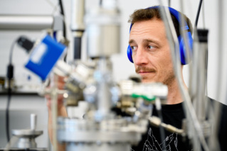 Researcher at work on an EUV set-up_48561